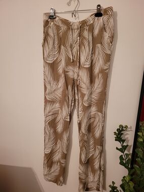 Suzy Shier Crinkle Palm-Print Pants